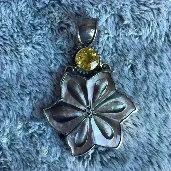 Grey Flower with Yellow Round Set Silver Pendant - Picture 2 of 5